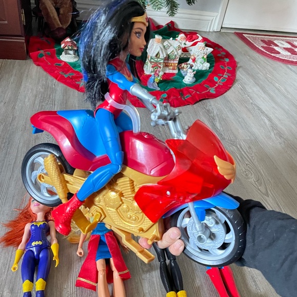 DC SuperHero Girl Dolls & Motorcycle - Picture 8 of 12